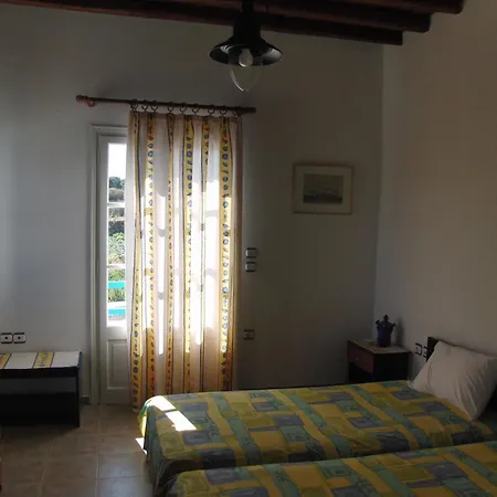 Smaragda & Daire Platis Gialos (Sifnos)